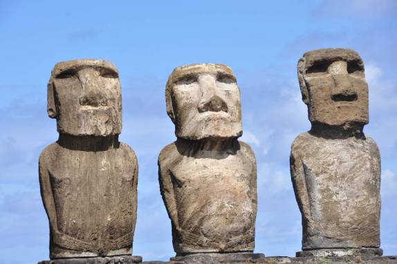 Os Moais de Tongariki, destruídos por um tsunami em 1960 e restaurados por arqueólogos japoneses na década de 90, em Rapa Nui (ou Ilha de Páscoa), território chileno no meio do Oceano Pacífico